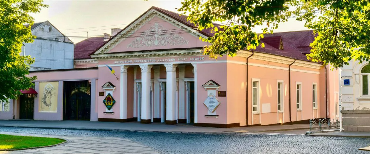 Фасад театру